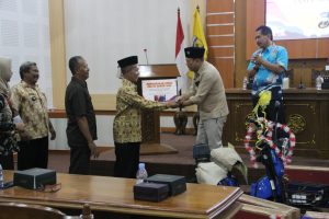 PJ Edy Supriyatna memberikan selamat kepada petinggi desa