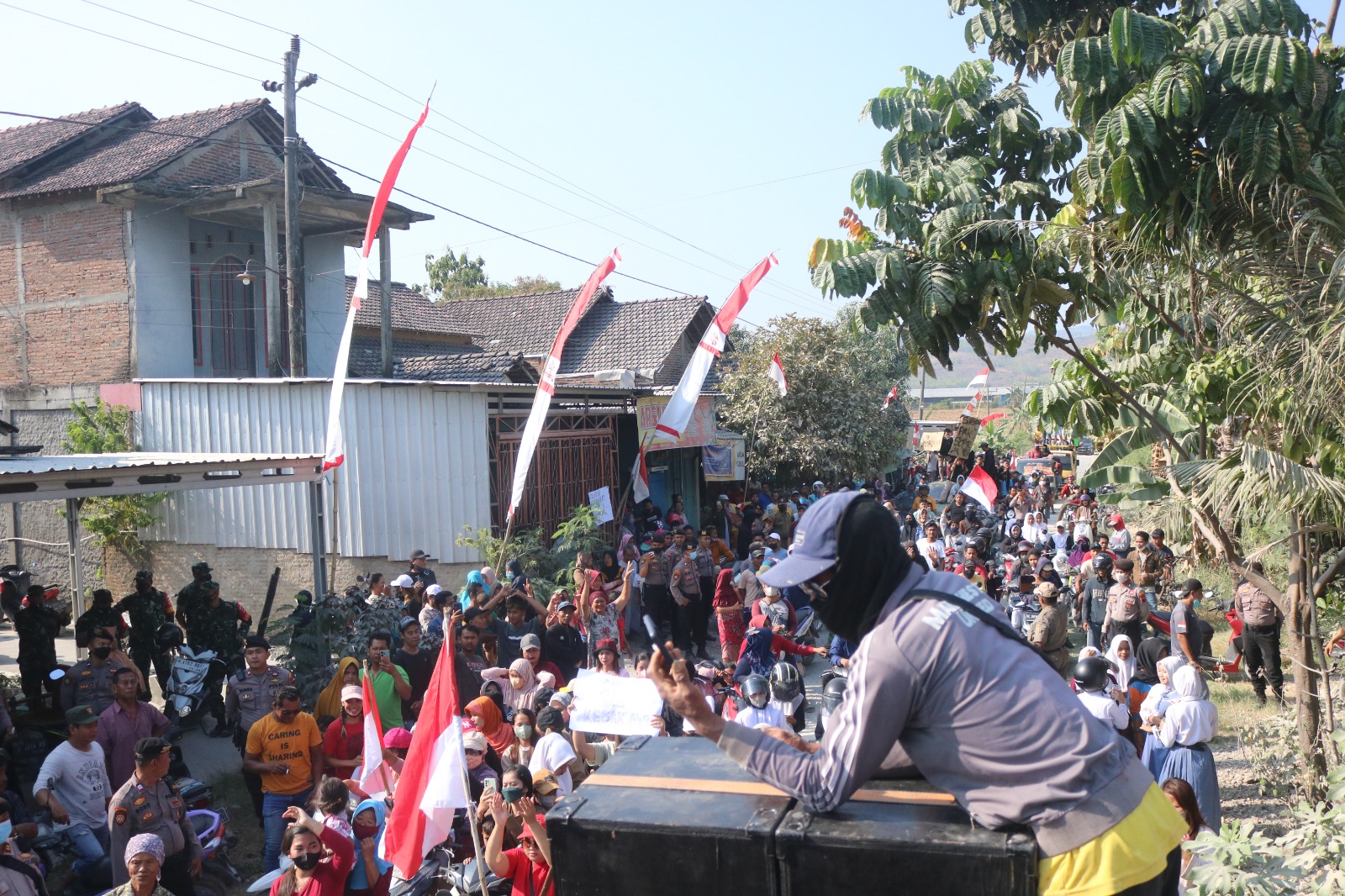 Ratusan warga Kayen demo tuntut perbaikan jalan