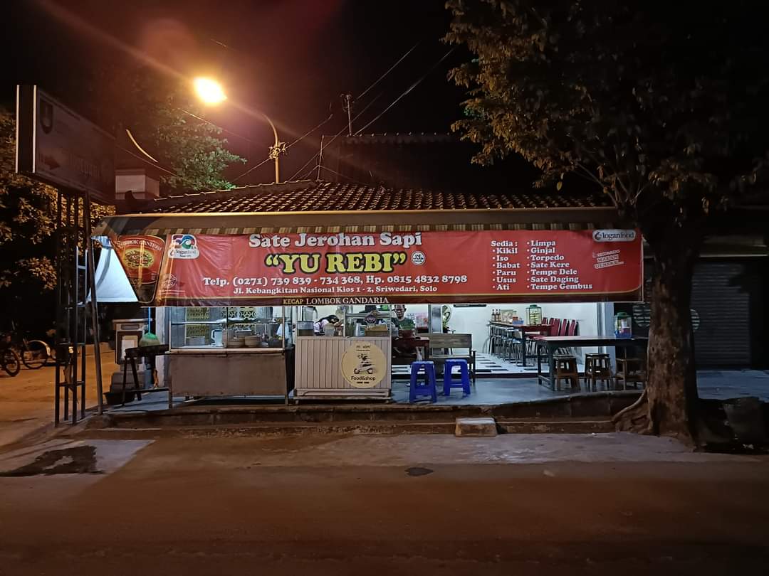 Kedai makanan Yu REBI tampak dari depan