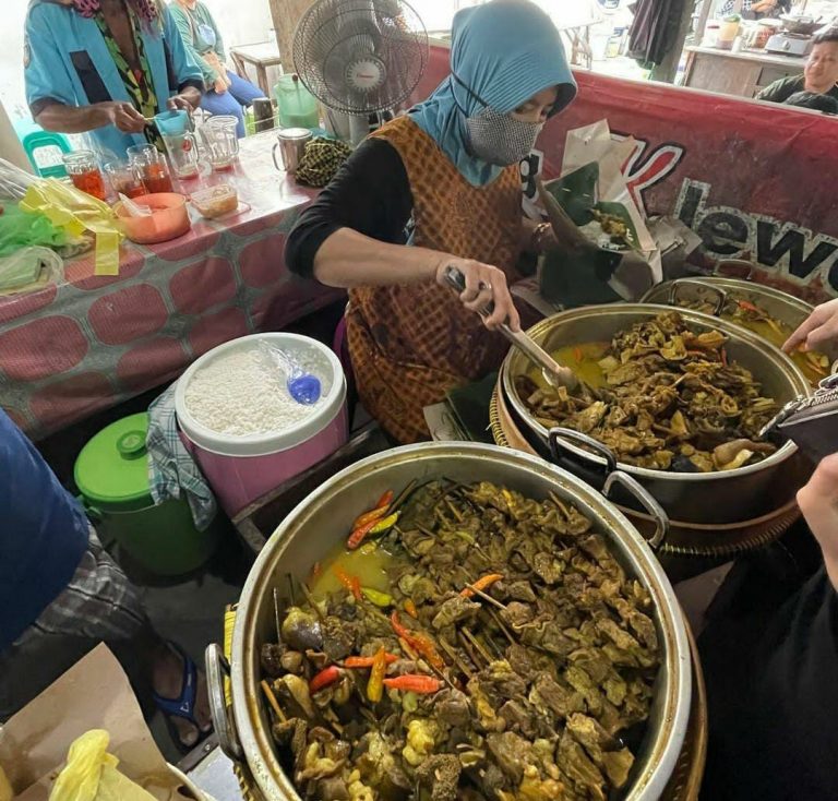 Menikmati Sepincuk Tengkleng Bu Edi di Pasar Klewer