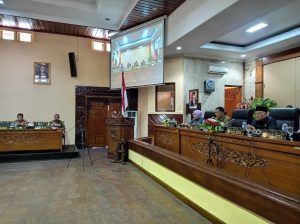 Bupati Grobogan Sri Sumarni membacakan jawaban Bupati atas Pemandangan Umum Fraksi-Fraksi DPRD Kabupaten Grobogan terhadap Rancangan Perubahan APBD Tahun Anggaran 2023.