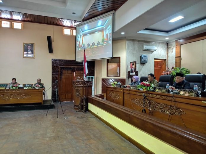 Bupati Grobogan Sri Sumarni membacakan jawaban Bupati atas Pemandangan Umum Fraksi-Fraksi DPRD Kabupaten Grobogan terhadap Rancangan Perubahan APBD Tahun Anggaran 2023. Bupati Grobogan Sri Sumarni membacakan jawaban Bupati atas Pemandangan Umum Fraksi-Fraksi DPRD Kabupaten Grobogan terhadap Rancangan Perubahan APBD Tahun Anggaran 2023.