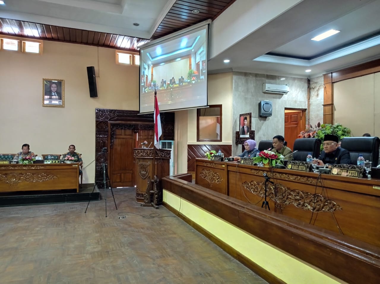 Bupati Grobogan Sri Sumarni membacakan jawaban Bupati atas Pemandangan Umum Fraksi-Fraksi DPRD Kabupaten Grobogan terhadap Rancangan Perubahan APBD Tahun Anggaran 2023.