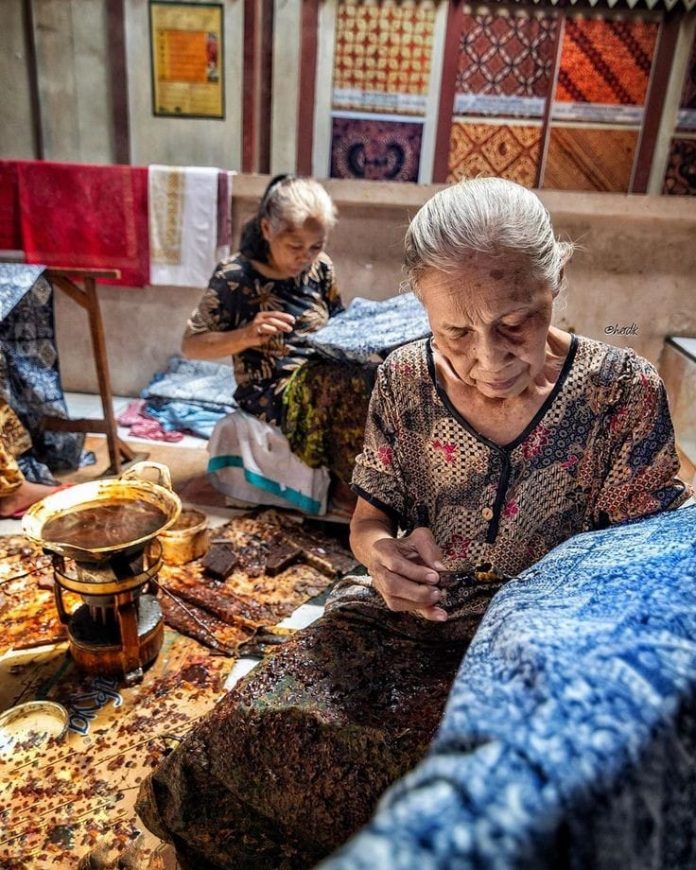 Potret pembuatan batik di Kampung Batik Laweyan (sumber pinterest @Setapak Langkah)