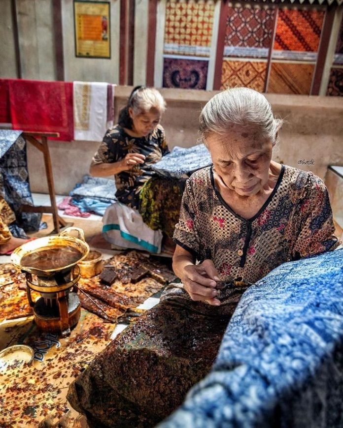 Potret pembuatan batik di Kampung Batik Laweyan (sumber pinterest @Setapak Langkah) Potret pembuatan batik di Kampung Batik Laweyan (sumber pinterest @Setapak Langkah)