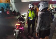 Petugas Satlantas Polres Grobogan saat menilang pengendara di Kota Purwodadi.