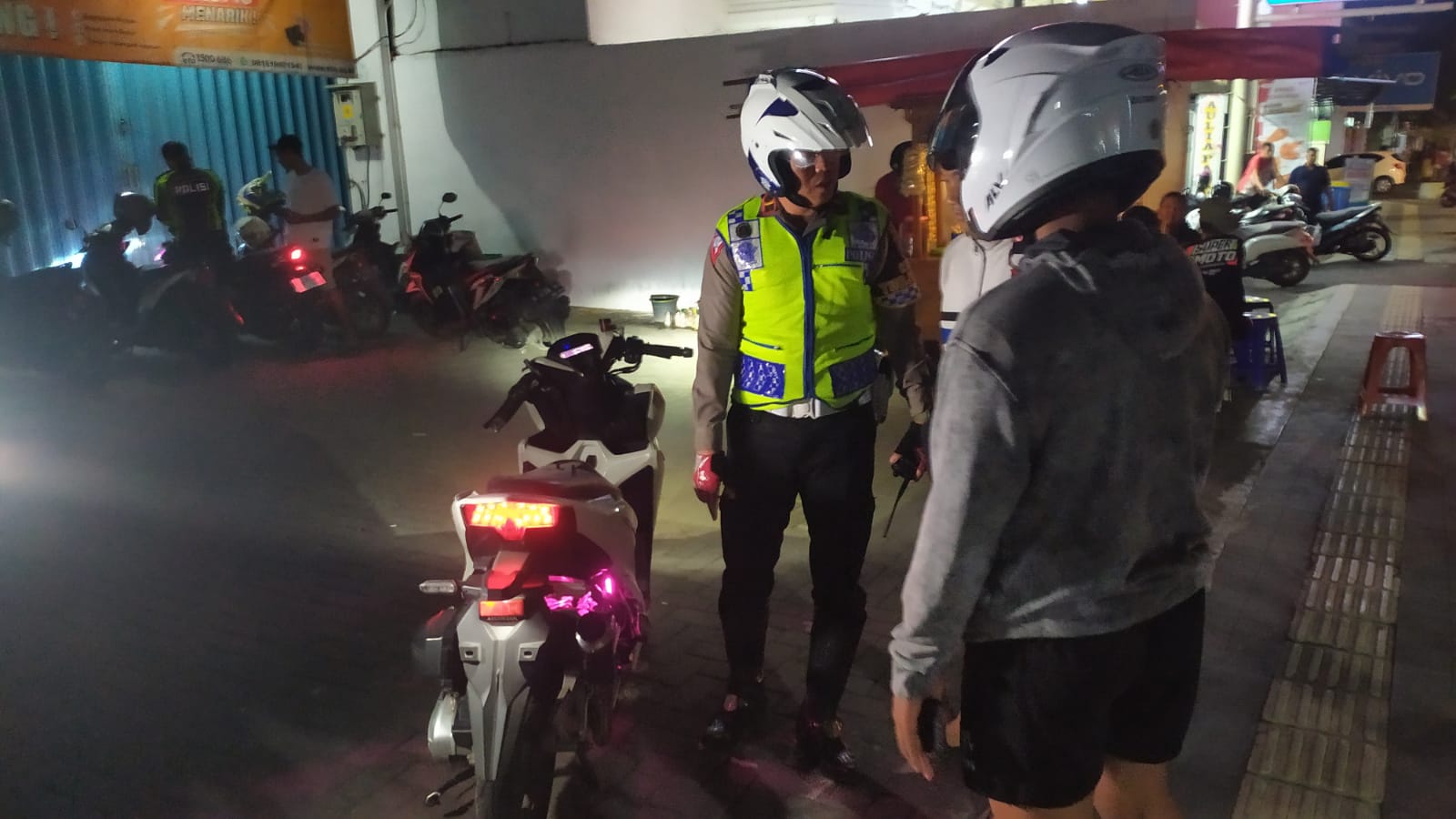 Petugas Satlantas Polres Grobogan saat menilang pengendara di Kota Purwodadi.