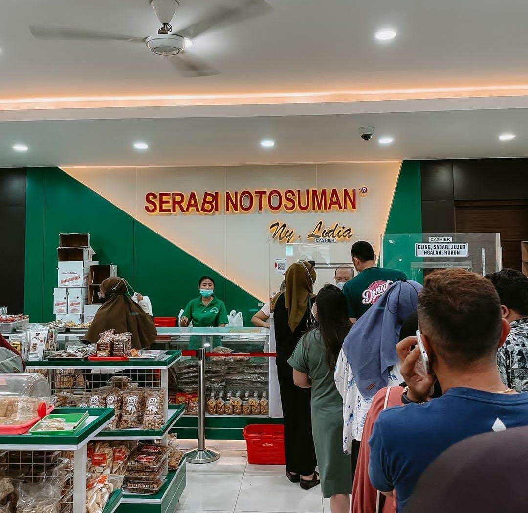 Suasana Toko Serabi Notosuman Ny Lidia yang ramai dikunjungi pelanggan (sumber akun instagram @kawanpelesiran)