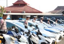 Para anggota sedang mengikuti apel.
