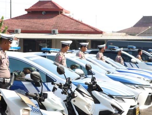 Para anggota sedang mengikuti apel.