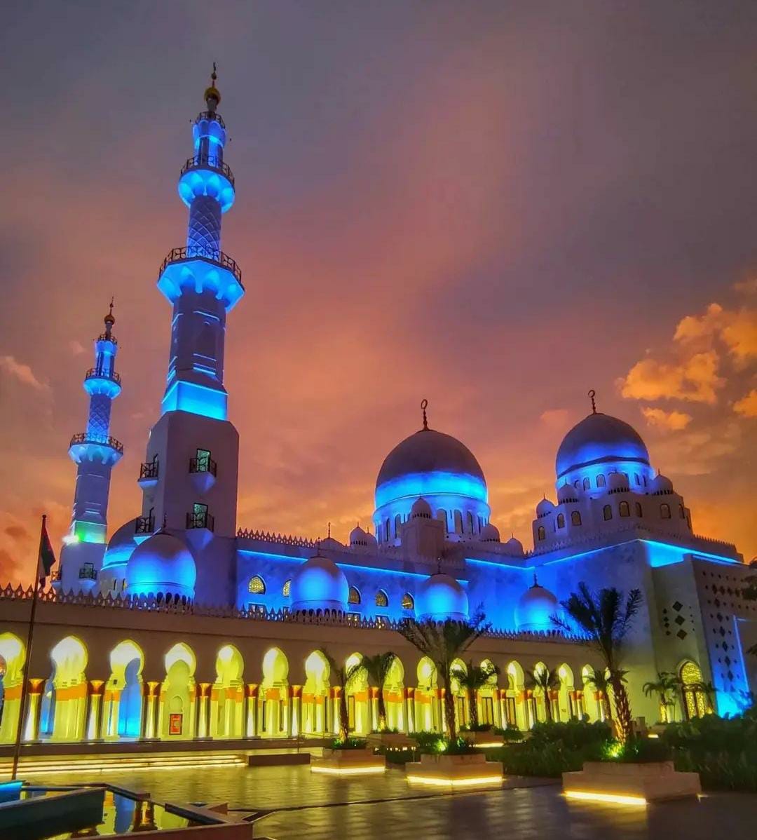 Potret Masjid Sheikh Zayed pada sore hari (sumber akun instagram @masjid_raya_syeikh_zayed_solo)