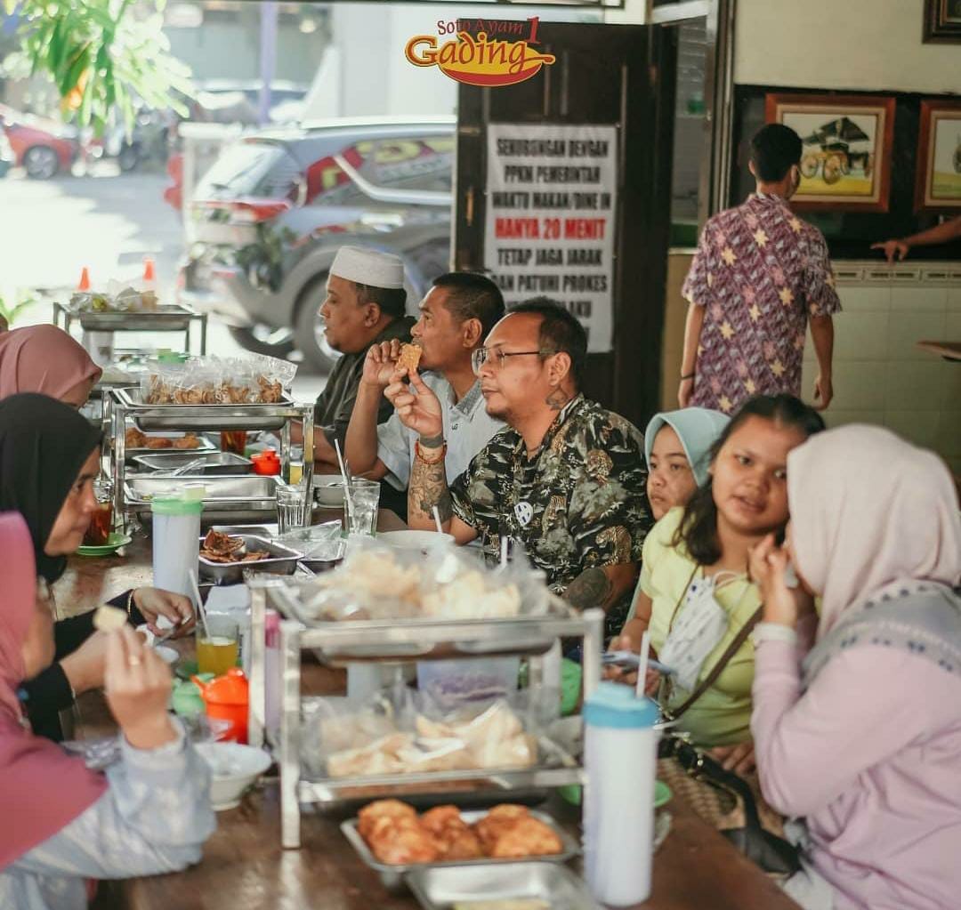 Suasana pengunjung yang sedang menikmati Soto Gading Solo (sumber akun instagram @sotogadingsolo)