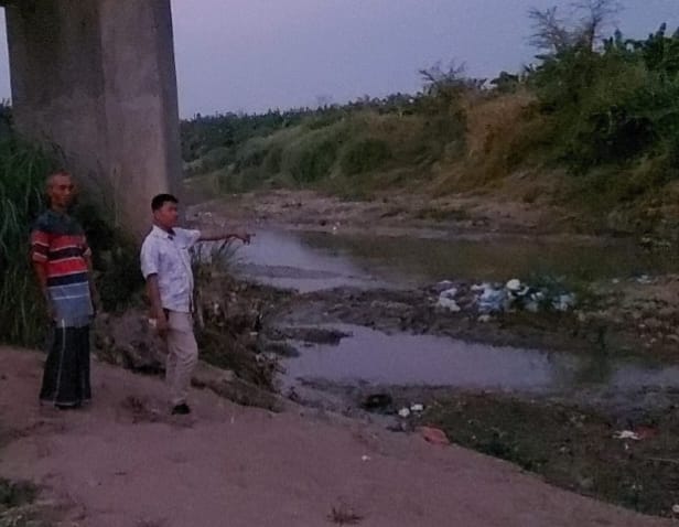 Warga menunjukkan lokasi bocah tenggelam di Desa Ngroto, Kecamatan Gubug, Kabupaten Grobogan pada Rabu (7/9/2023)