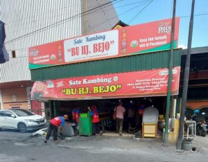 Tampak depan warung makan sate kambing Hj. Bejo