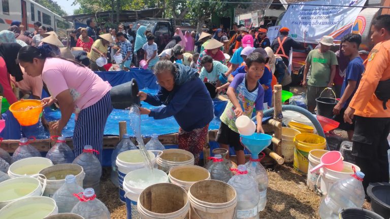 Atasi Kekeringan, KAI Daop 4 Semarang Salurkan Bantuan 53 Tangki  Air Bersih ke 3 Kecamatan di Grobogan