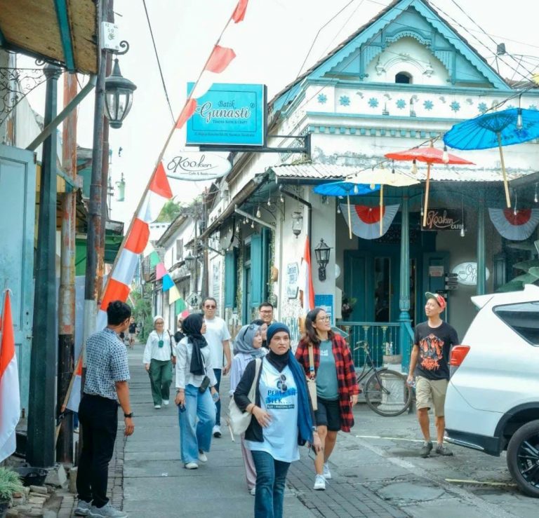 Menikmati Suasana Kampung Batik Kauman yang Eksotis