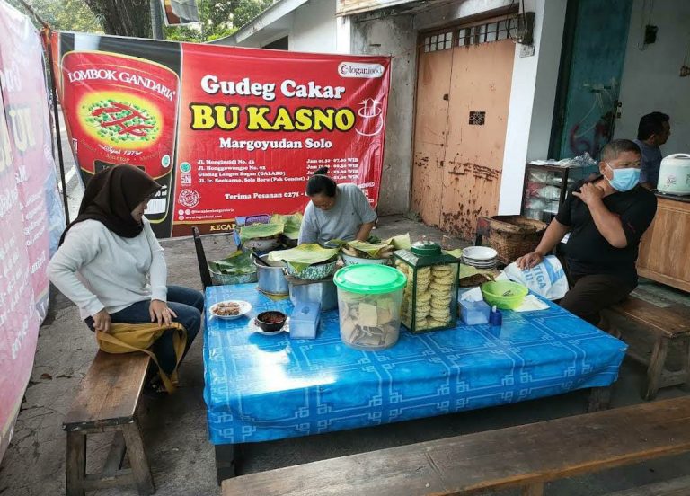 Menikmati Gurihnya Gudeg Bu Kasno Margoyudan