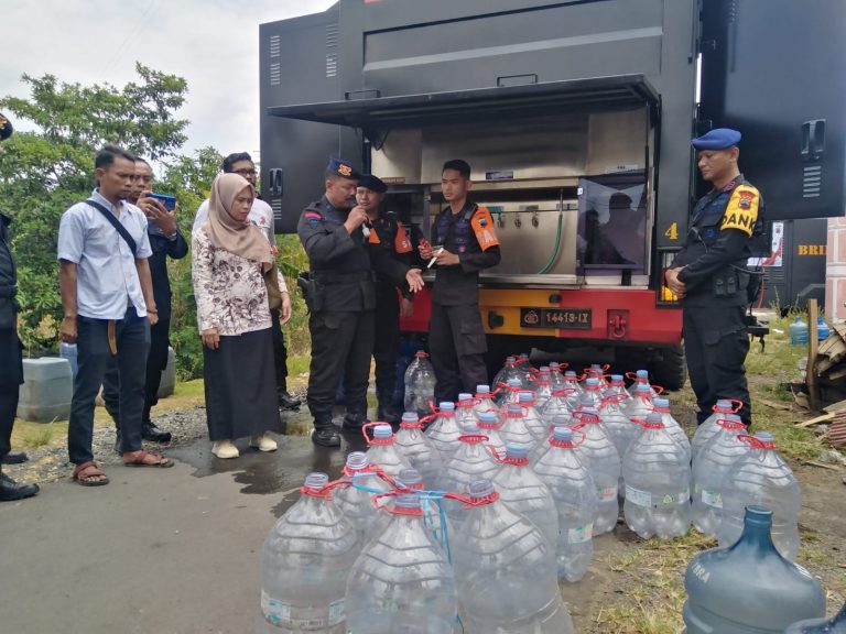 Peduli Kekeringan, Brimob Pati Salurkan Bantuan Air Siap Konsumsi