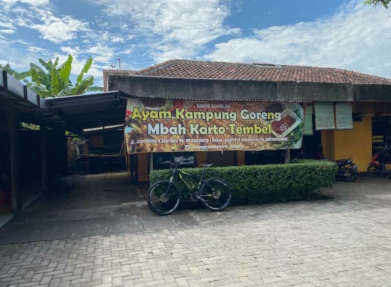 Mencicipi Lezatnya Ayam Goreng Mbah Karto, Kuliner Sukoharjo Favorit Presiden Jokowi