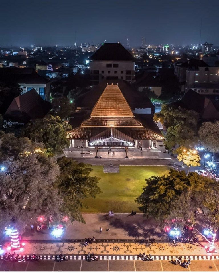 Menikmati Suasana Malam yang Syahdu di Kompleks Balaikota Surakarta