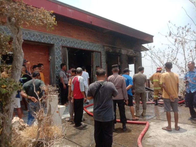 Rumah Mantan Camat Klambu Grobogan Terbakar, Gazebo dan Motor Hangus