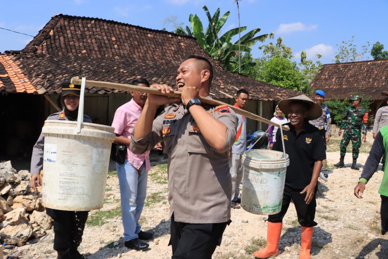 Salurkan Air Bersih ke Warga Kekeringan, Humas Polres Grobogan Kolaborasi dengan Wartawan