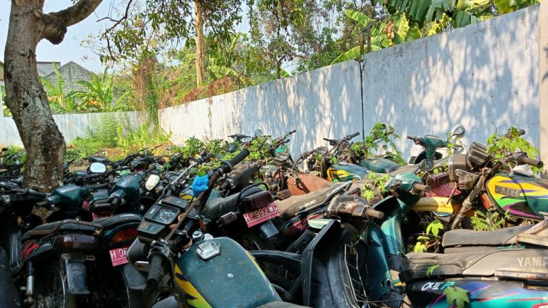 Puluhan Sepeda Motor Plat Merah Terbengkalai di BPP Pati, Ini Penjelasan Dispertan