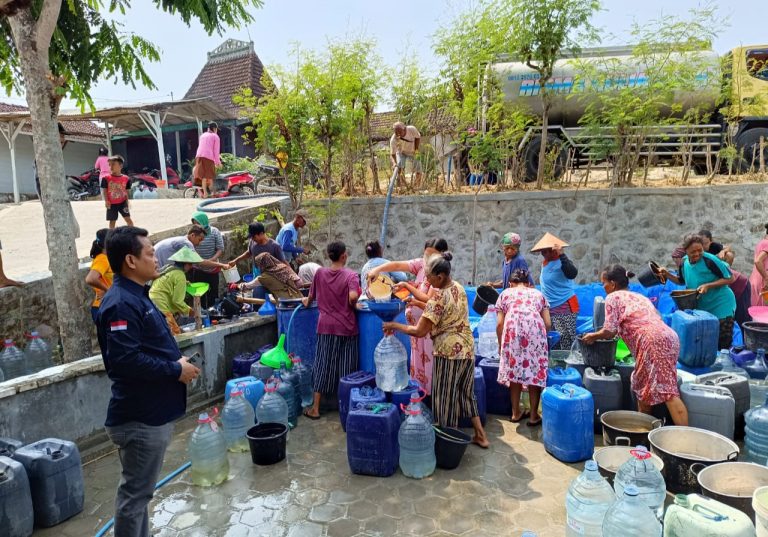 Respon Kekeringan, PPK-PPS se-Jaken Salurkan Air Bersih Ratusan Ribu Liter