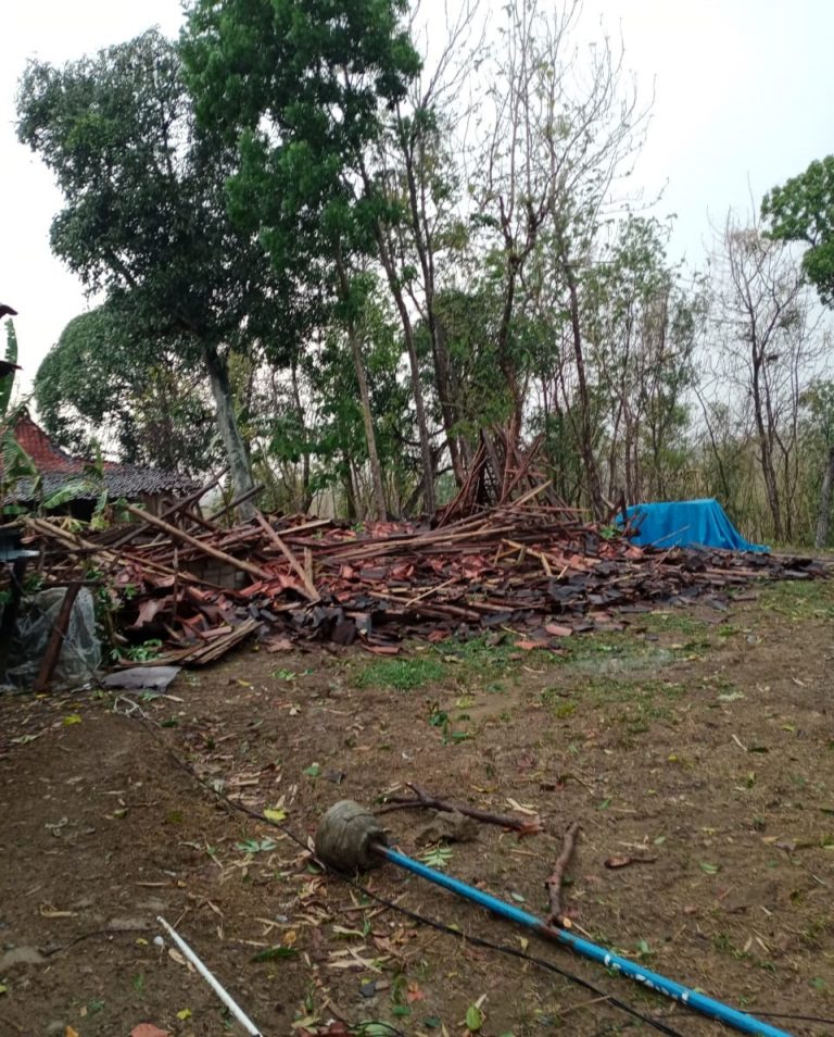 Angin Kencang dan Hujan Es Landa Beberapa Desa di Grobogan, Akibatkan Rumah Warga Roboh