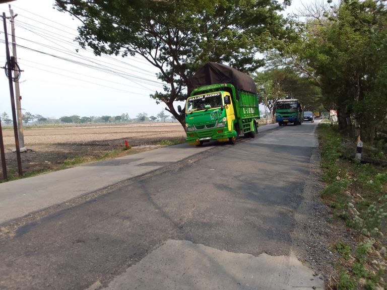 Bahaya! Jalan di Grobogan Ini Merekah dan Membahayakan Pengendara