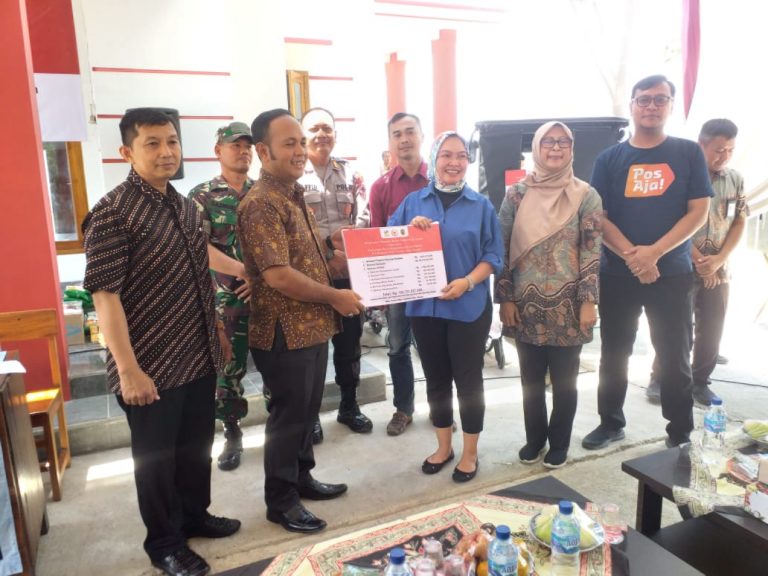 Penyerahan Bantuan Sosial Kemensos Bersama Komisi VIII DPR RI Kepada Penyandang Disabilitas