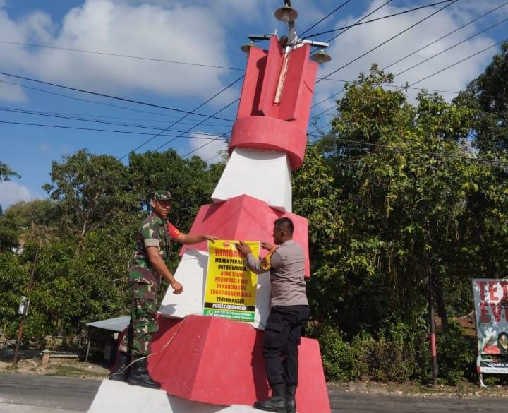 Tugu Pertigaan Penjara Desa Sumberjatipohon Grobogan Miring, Anggota Polsek Grobogan Imbau Warga Untuk Hati-hati