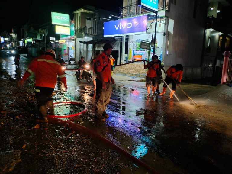 Diguyur Hujan Deras, Banjir Bandang Terjang Sukolilo