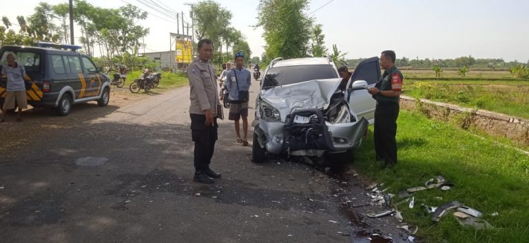 Dua Mobil Adu Sruduk di Jalan Tayu-Juwana