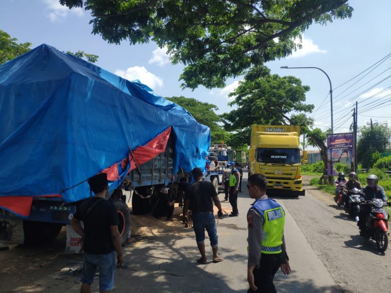 Dua Truk Besar Terlibat Kecelakaan di Pantura Pati-Juwana