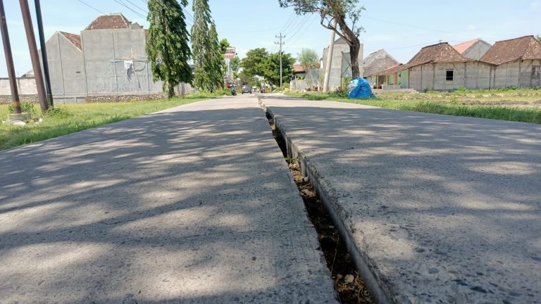 Awas ! Jalan di Grobogan Ini Merekah dan Sebabkan Bahaya Pengguna Jalan