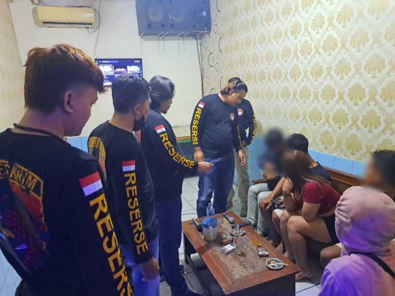 Puluhan Pengunjung dan Pemandu Karaoke di Grobogan Dites Urine, Puluhan Botol Miras Diangkut