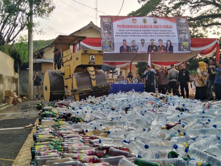 Polresta Pati Musnahkan 14.350 Botol Miras Jelang Nataru