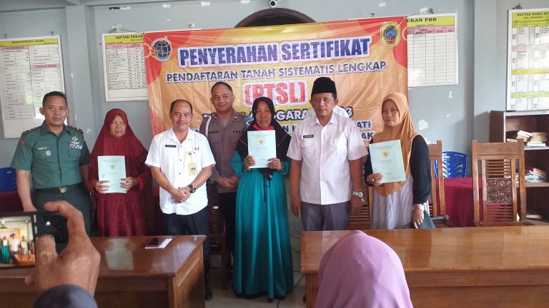 Warga Desa Karangsari Terima Sertifikat Program PTSL