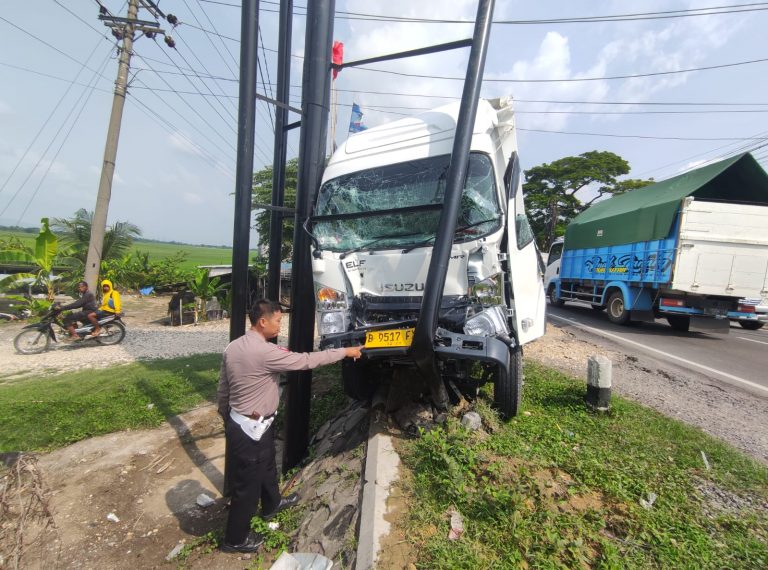 Kecelakaan Dua Truk dan Satu Mobil di Grobogan, Pengemudi Luka-luka