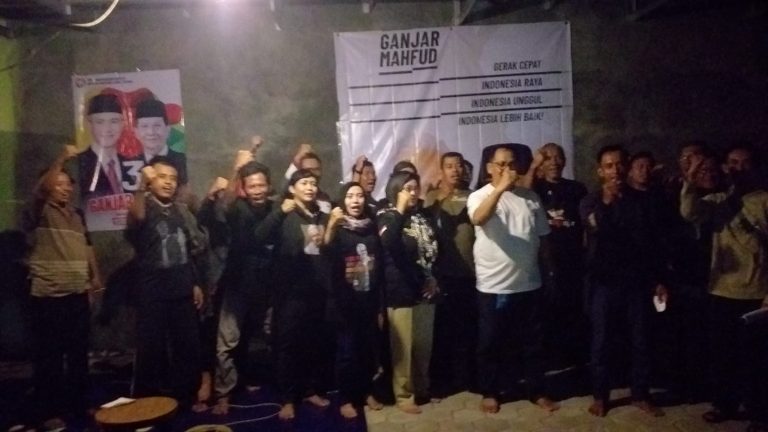 Relawan DGP 8 Nobar Debat Capres di Gasebo Kincir