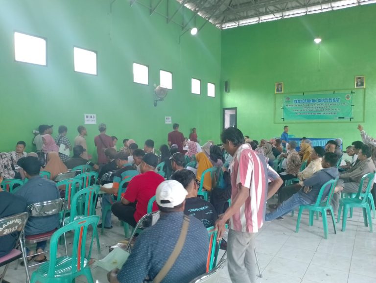 Warga Desa Sitilihur Terima Sertifikat Tanah Gratis Program PTSL