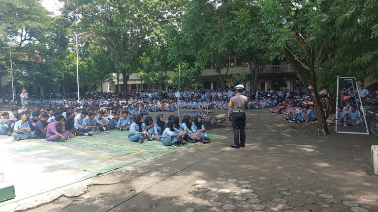 Polres  Grobogan Sat Lantas dan Polsek Sambangi SMK Guna Sosialisasi Knalpot Brong