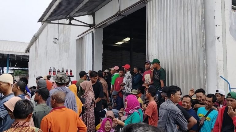 Bisa Tebus Pupuk Murah, Gudang Pupuk di Depok Grobogan Diserbu Petani