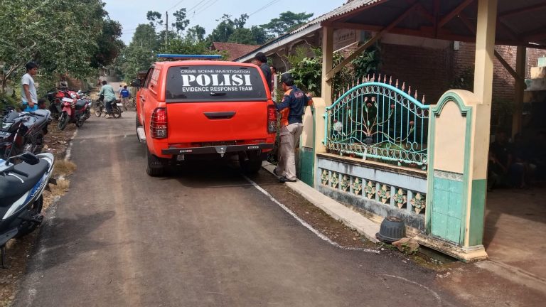 Polisi Buru Pelaku Penusukan di Giling