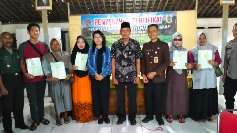 Warga Desa Pangkalan Terima Sertifikat Tanah Gratis Program PTSL