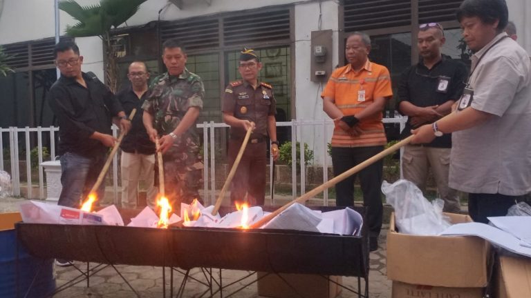 Ribuan Surat Suara Berlebih dan Rusak di Grobogan Dimusnahkan dengan Dibakar
