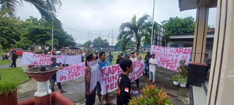 Tuntut Pecat Bendahara Desa, Puluhan Warga Desa Langse Kecamatan Margorejo Geruduk Balai Desa