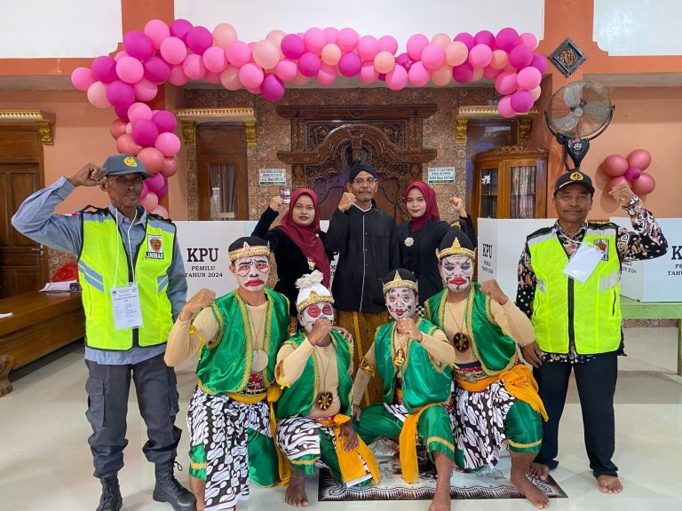 Unik, Petugas TPS 10 Kluwan Gunakan Kostum Punakawan dan Adat Jawa Saat Coblosan