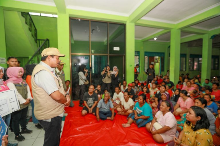 Pj Gubernur Jateng Serahkan Bantuan Senilai Rp293 Juta Lebih Saat Tinjau Banjir di Grobogan